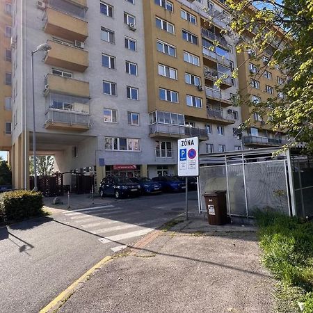 2 Room Apartment, Near Oc Galeria, Petrzalka Bratislava Luaran gambar