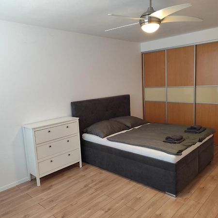 2 Room Apartment, Near Oc Galeria, Petrzalka Bratislava Luaran gambar