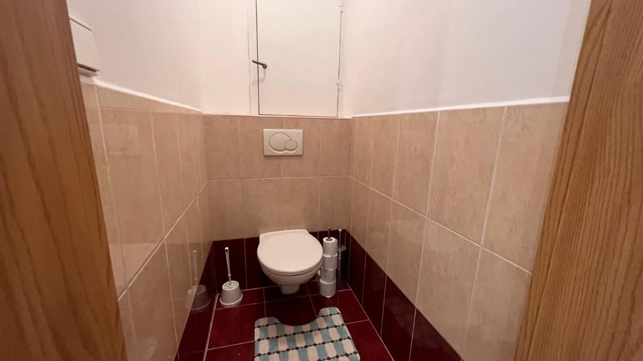 2 Room Apartment, Near Oc Galeria, Petrzalka Bratislava Luaran gambar