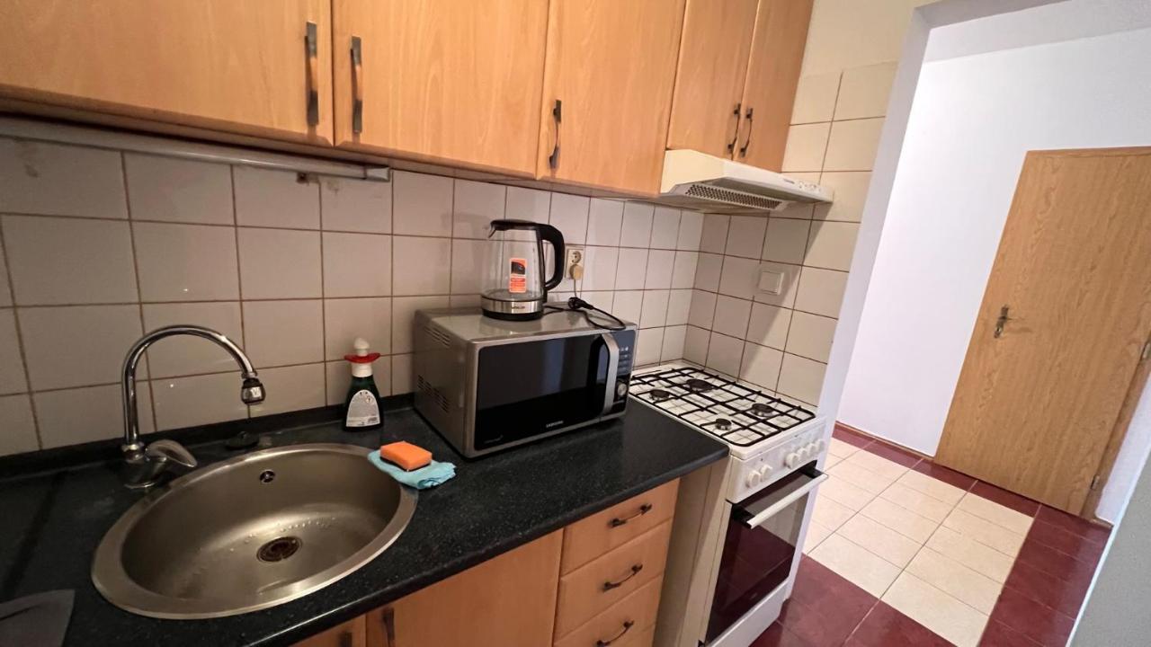 2 Room Apartment, Near Oc Galeria, Petrzalka Bratislava Luaran gambar
