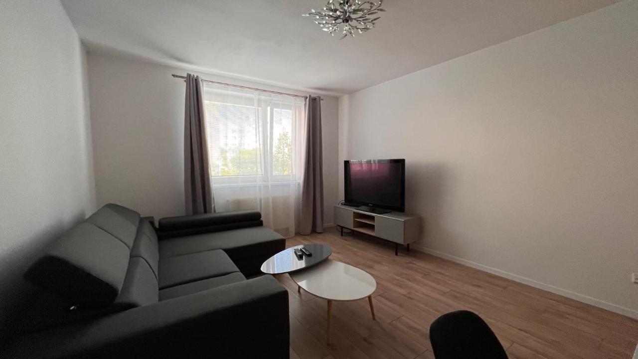 2 Room Apartment, Near Oc Galeria, Petrzalka Bratislava Luaran gambar
