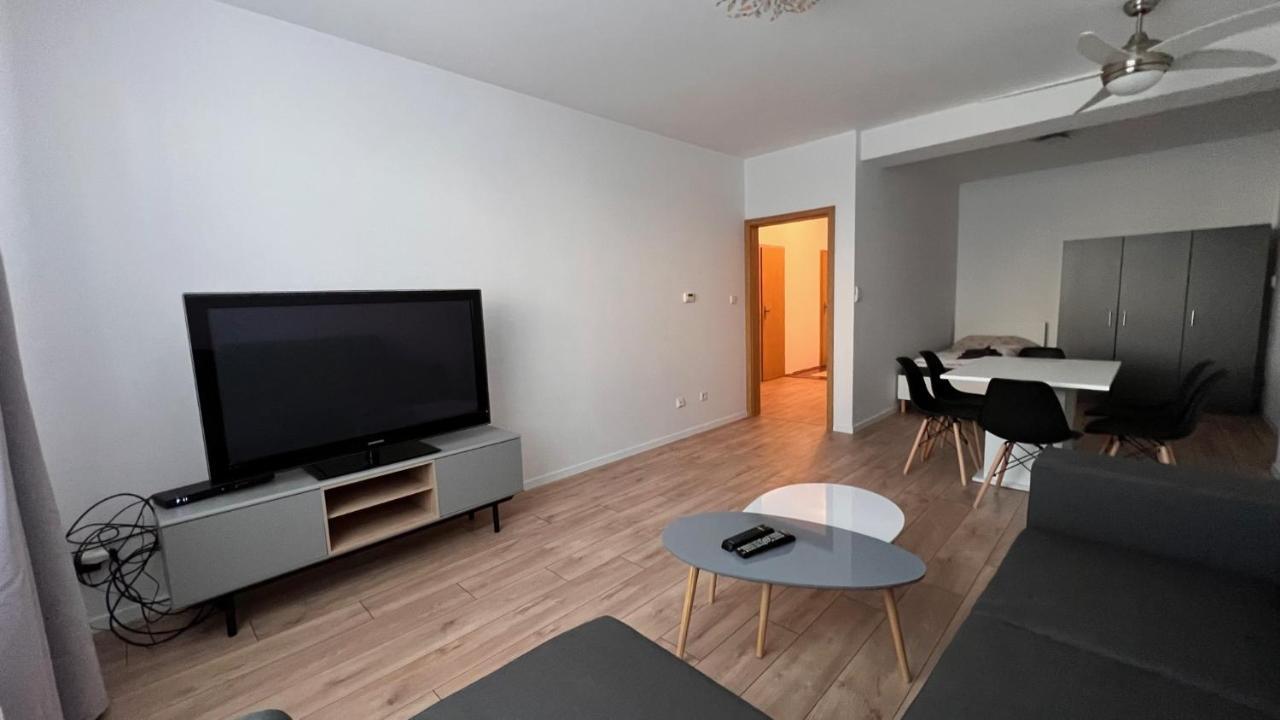 2 Room Apartment, Near Oc Galeria, Petrzalka Bratislava Luaran gambar