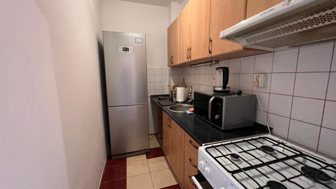 2 Room Apartment, Near Oc Galeria, Petrzalka Bratislava Luaran gambar