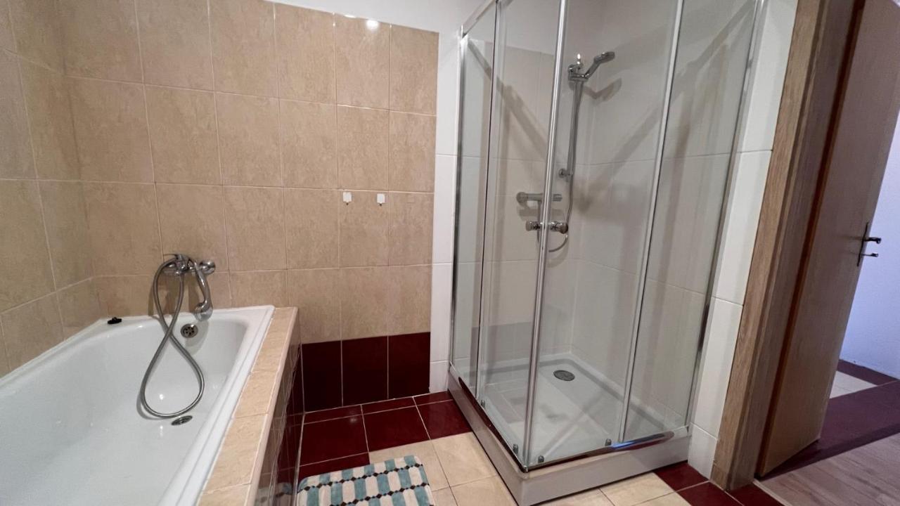 2 Room Apartment, Near Oc Galeria, Petrzalka Bratislava Luaran gambar