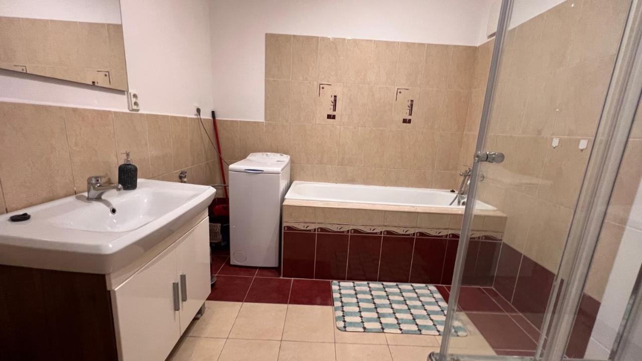 2 Room Apartment, Near Oc Galeria, Petrzalka Bratislava Luaran gambar