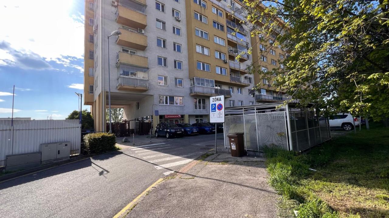 2 Room Apartment, Near Oc Galeria, Petrzalka Bratislava Luaran gambar