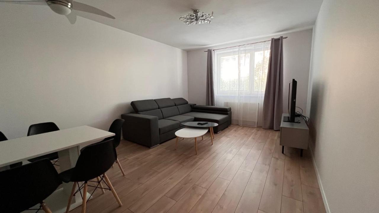 2 Room Apartment, Near Oc Galeria, Petrzalka Bratislava Luaran gambar