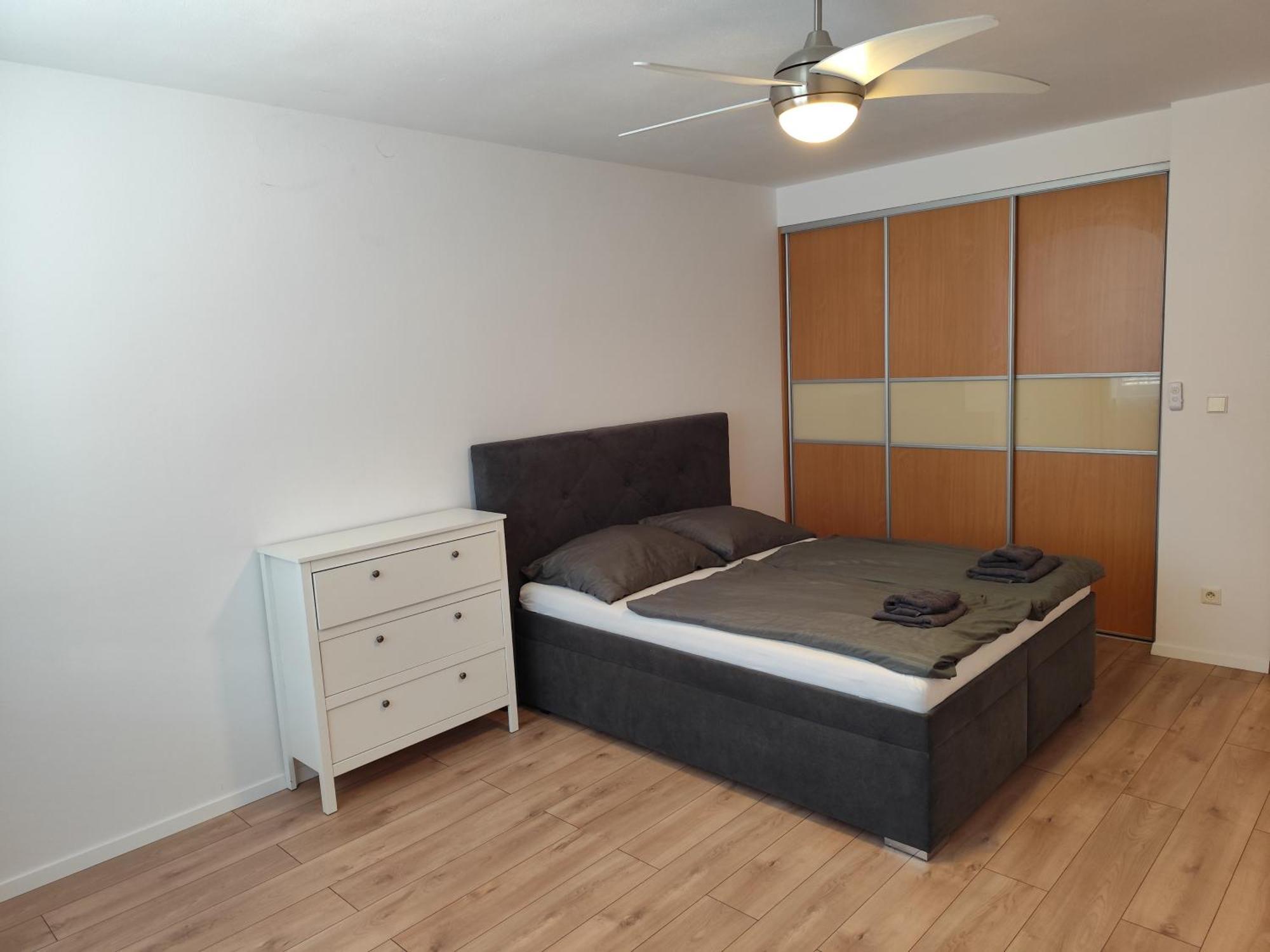 2 Room Apartment, Near Oc Galeria, Petrzalka Bratislava Luaran gambar