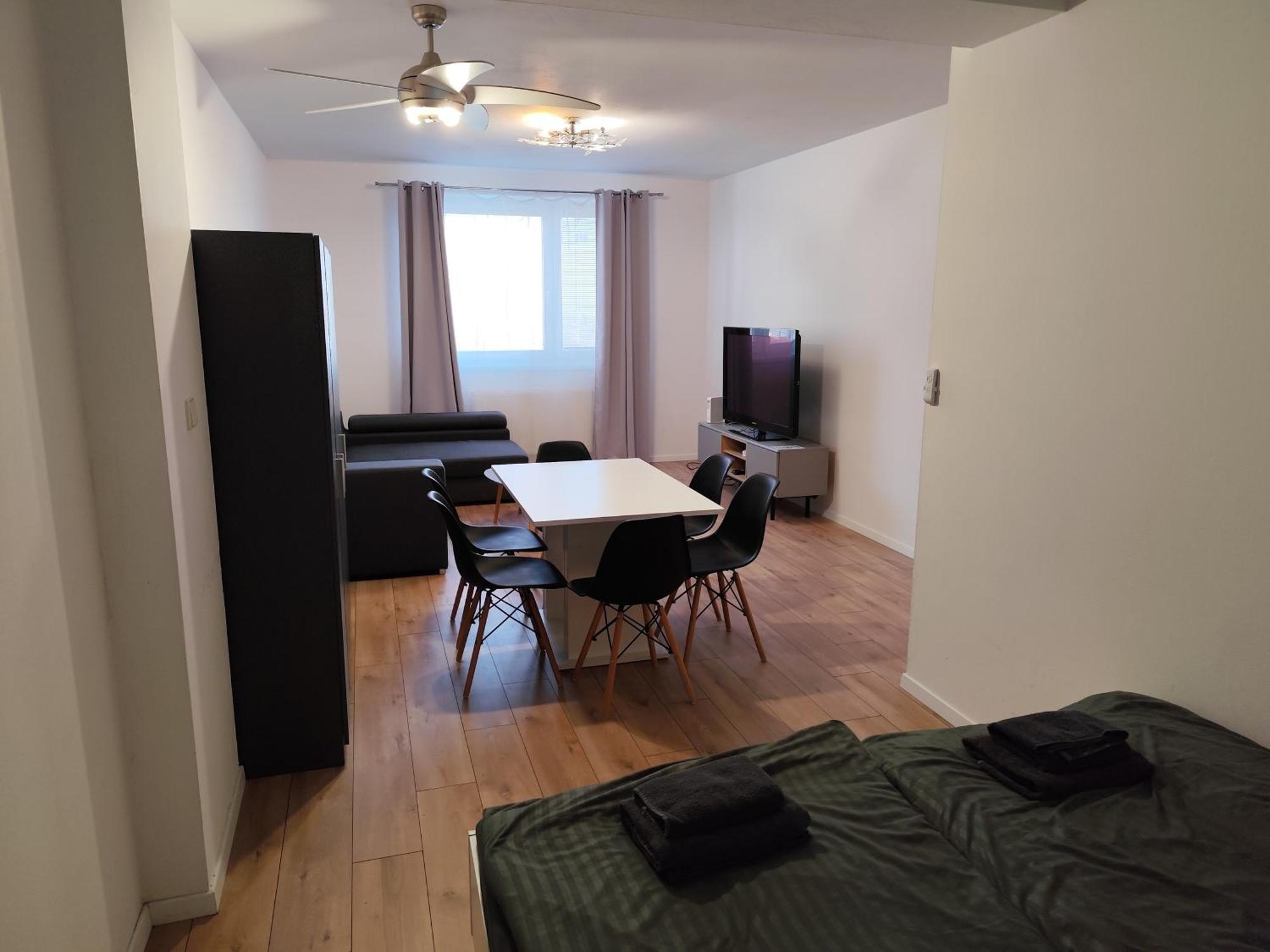 2 Room Apartment, Near Oc Galeria, Petrzalka Bratislava Luaran gambar